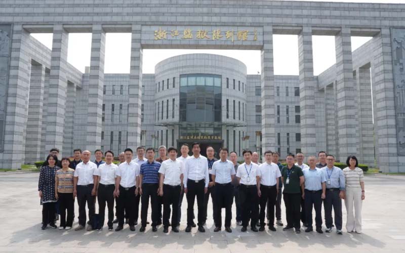 推进深入贯彻中央八项规定精神学习教育，强化清廉作风，筑牢拒腐防线